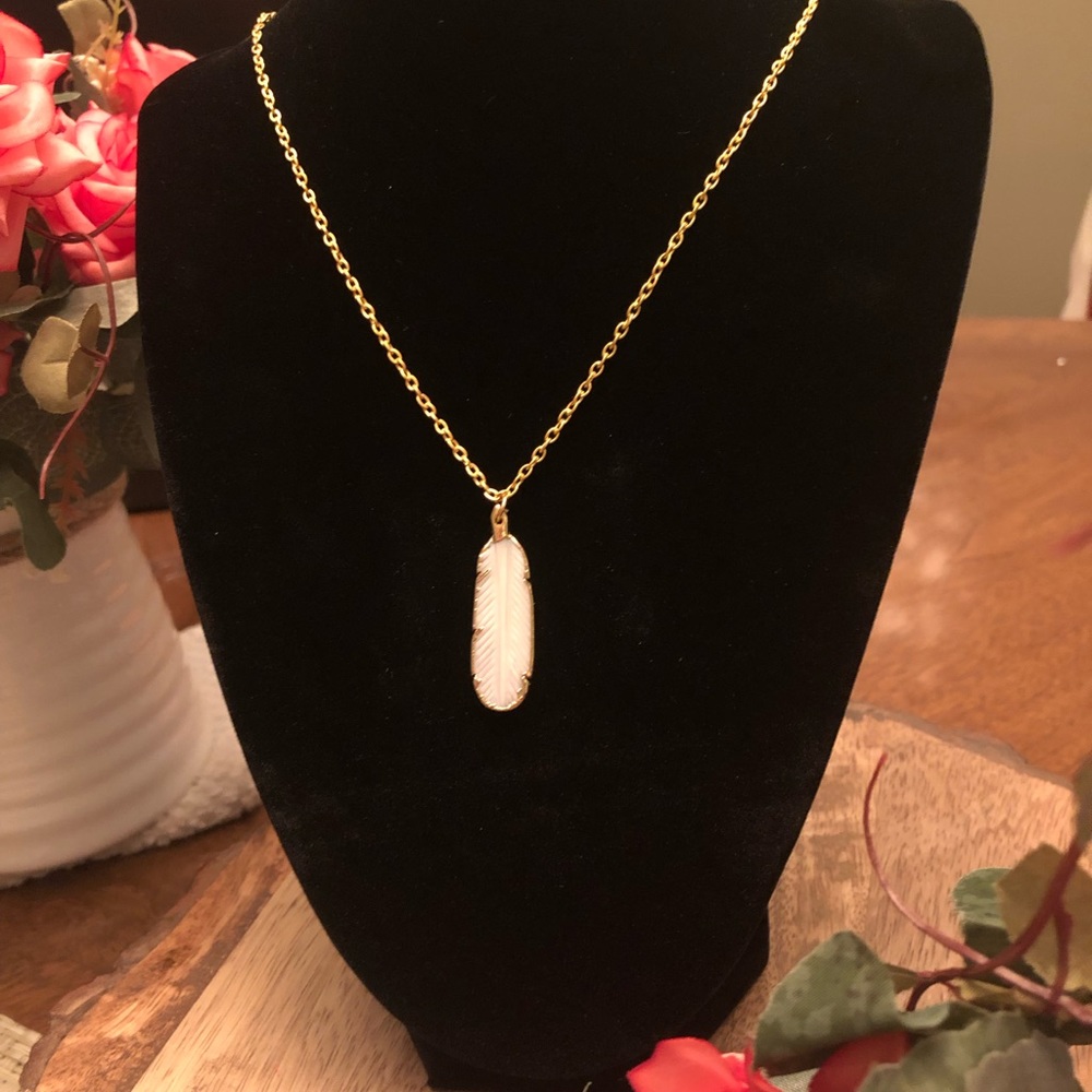 ✨Feather Carved Sea Shell Necklace